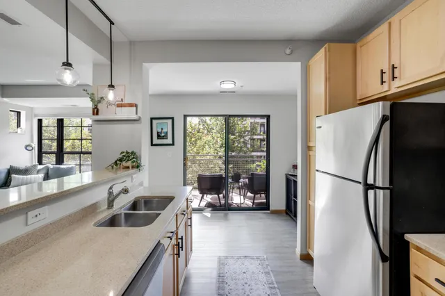 $2,000 | 2565 Franklin Avenue, Unit 207, St. Paul, MN 55114