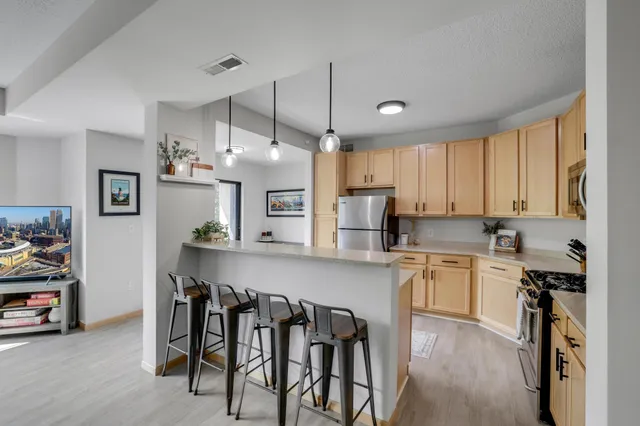 $2,000 | 2565 Franklin Avenue, Unit 207, St. Paul, MN 55114