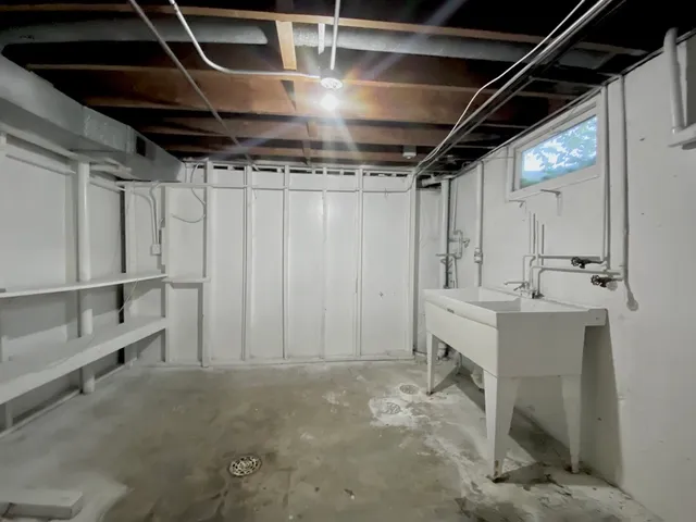 a view of utility room