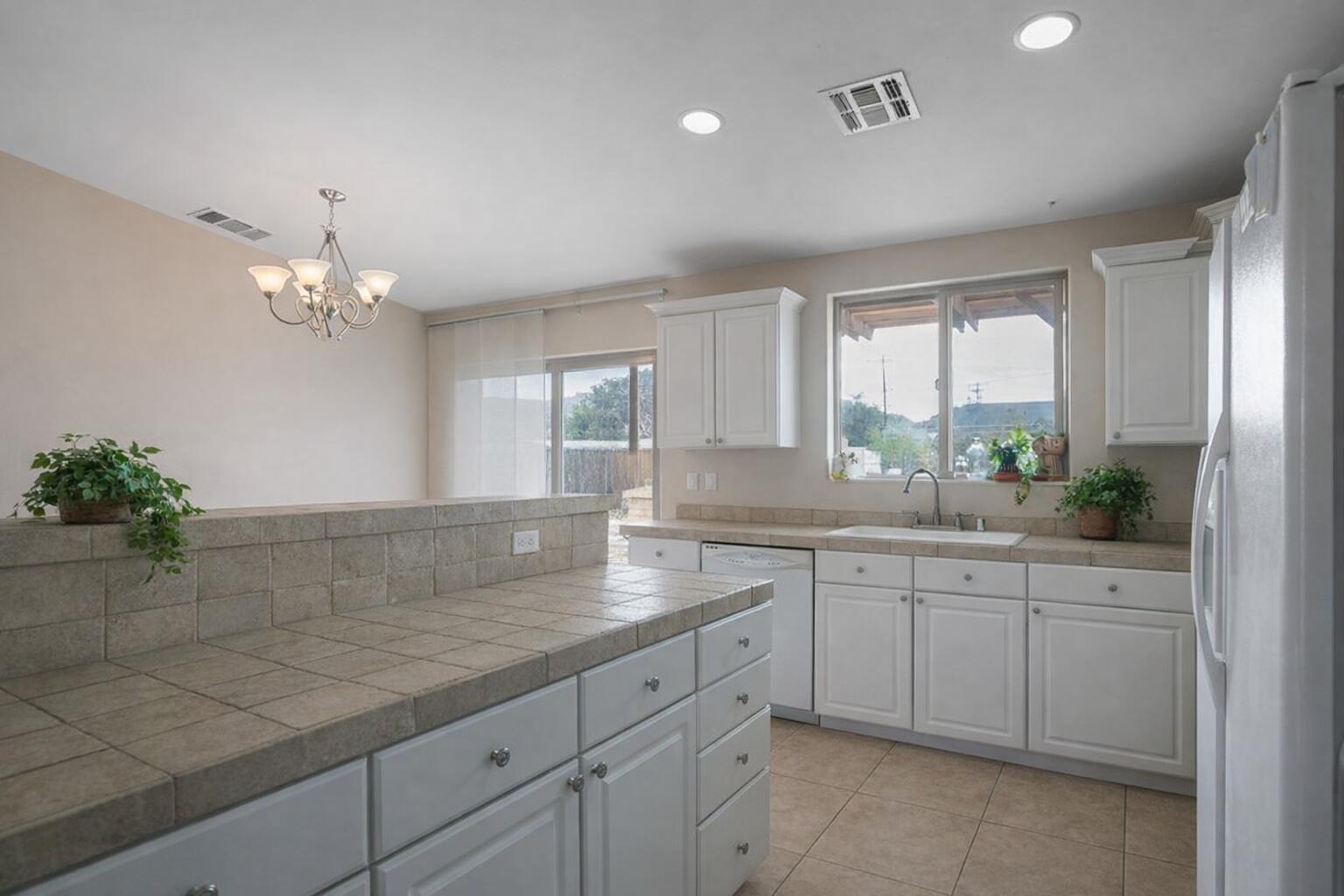 61869 Grand View Circle Joshua Tree, CA 92252 - Photo 3 of 34 Kitchen 3