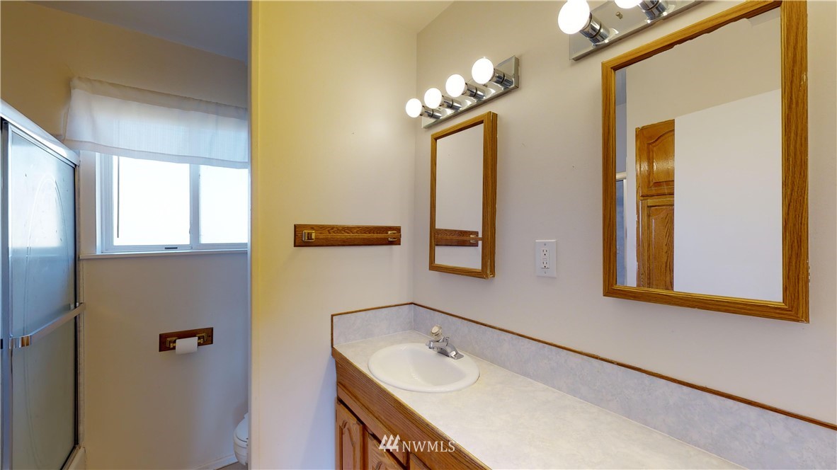 815 Southwest 106th Street Seattle, WA 98146 - Photo 6 of 23 Gallery Image 6