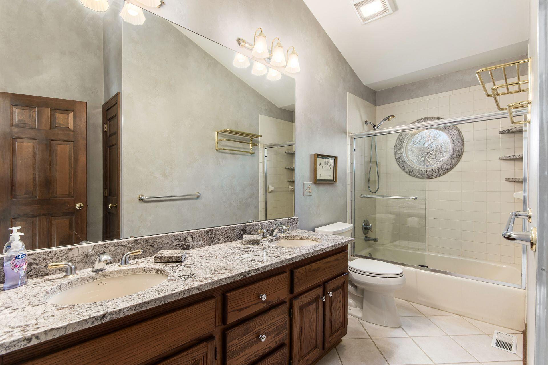 941 Robbins Way Columbus, OH 43085 - Photo 42 of 64 Upstairs Hall Bath