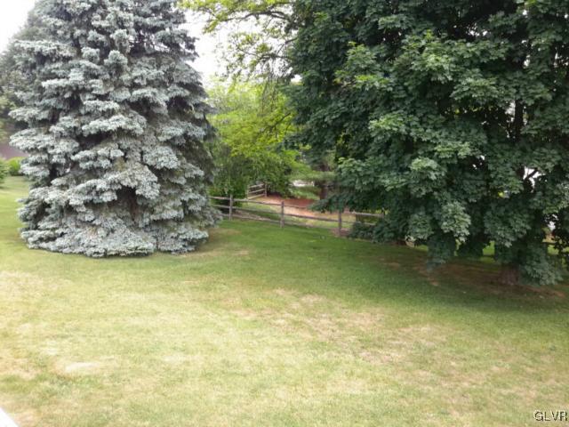 38 Ridgewood Road Easton, PA 18045 - Photo 2 of 33 a view of a yard