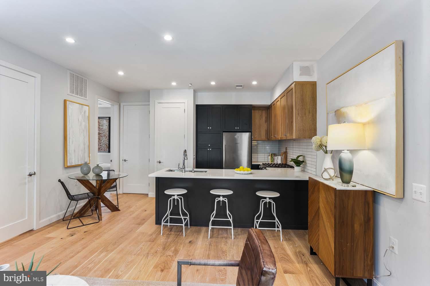 Kitchens w.Two-tone Soft Close Cabinets