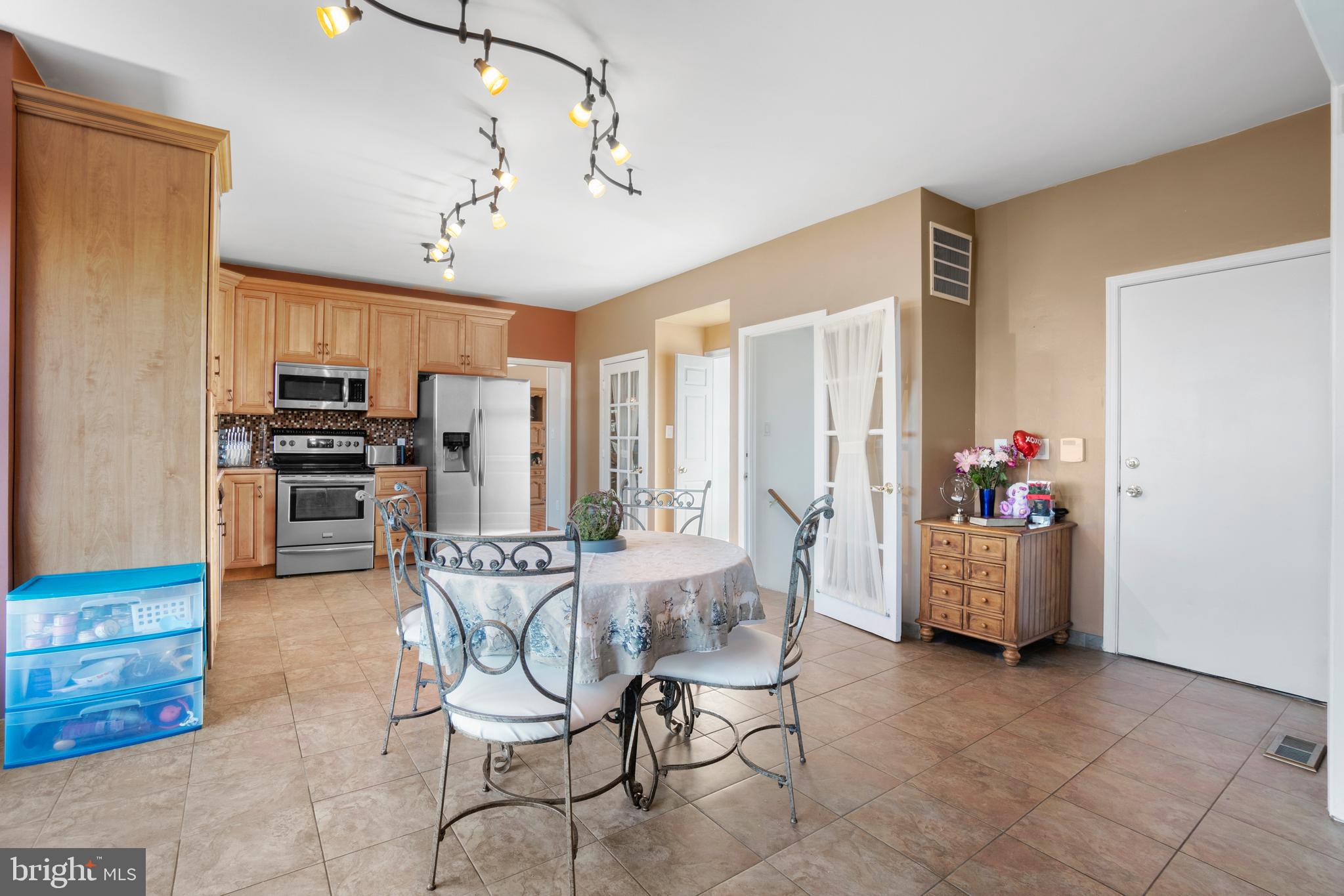 18503 Cabin Road Triangle, VA 22172 - Photo 8 of 40 Gallery Image 8