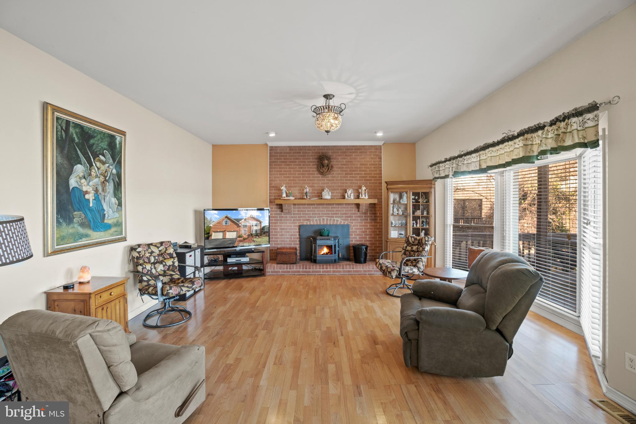 18503 Cabin Road Triangle, VA 22172 - Photo 9 of 40 Gallery Image 9