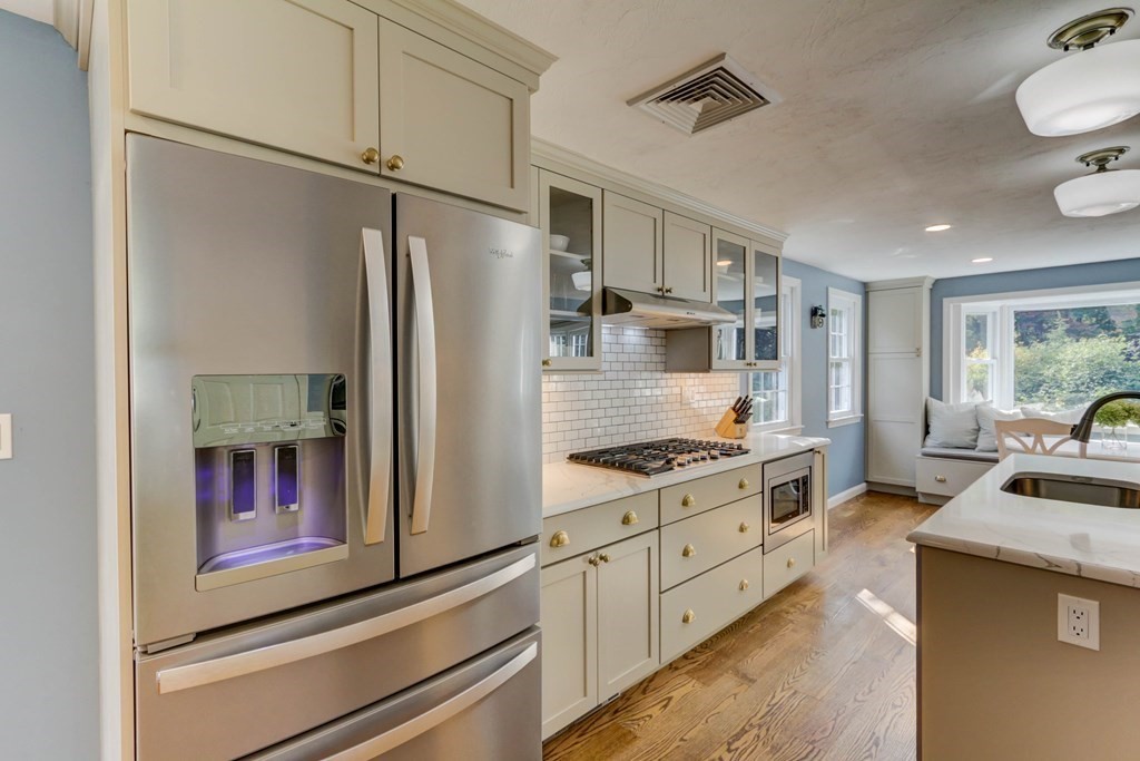 4 Spruce Road Medway, MA 02053 - Photo 9 of 42