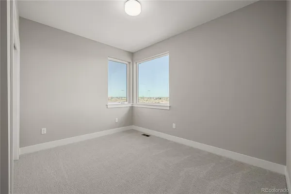 a room view with a ceiling fan and a window