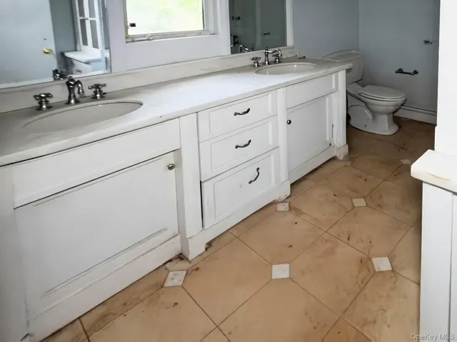 $2,399,000 | 6 Bostwick Lane, Old Westbury, NY 11568