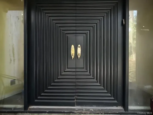 $2,399,000 | 6 Bostwick Lane, Old Westbury, NY 11568