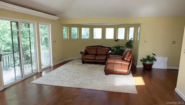 $2,399,000 | 6 Bostwick Lane, Old Westbury, NY 11568