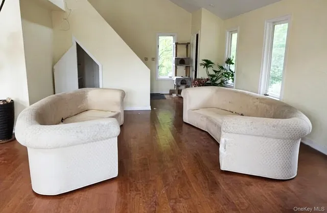 $2,399,000 | 6 Bostwick Lane, Old Westbury, NY 11568