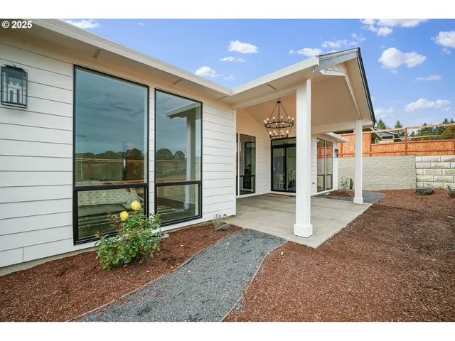 $595,000 | 614 Northwest Cascade Mountain Drive, Dallas, OR 97338