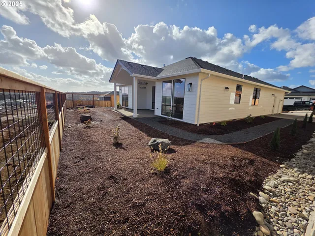 a view of a house with porch