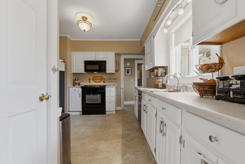 47 Whitehall Road Amesbury, MA 01913 - Photo 7 of 36