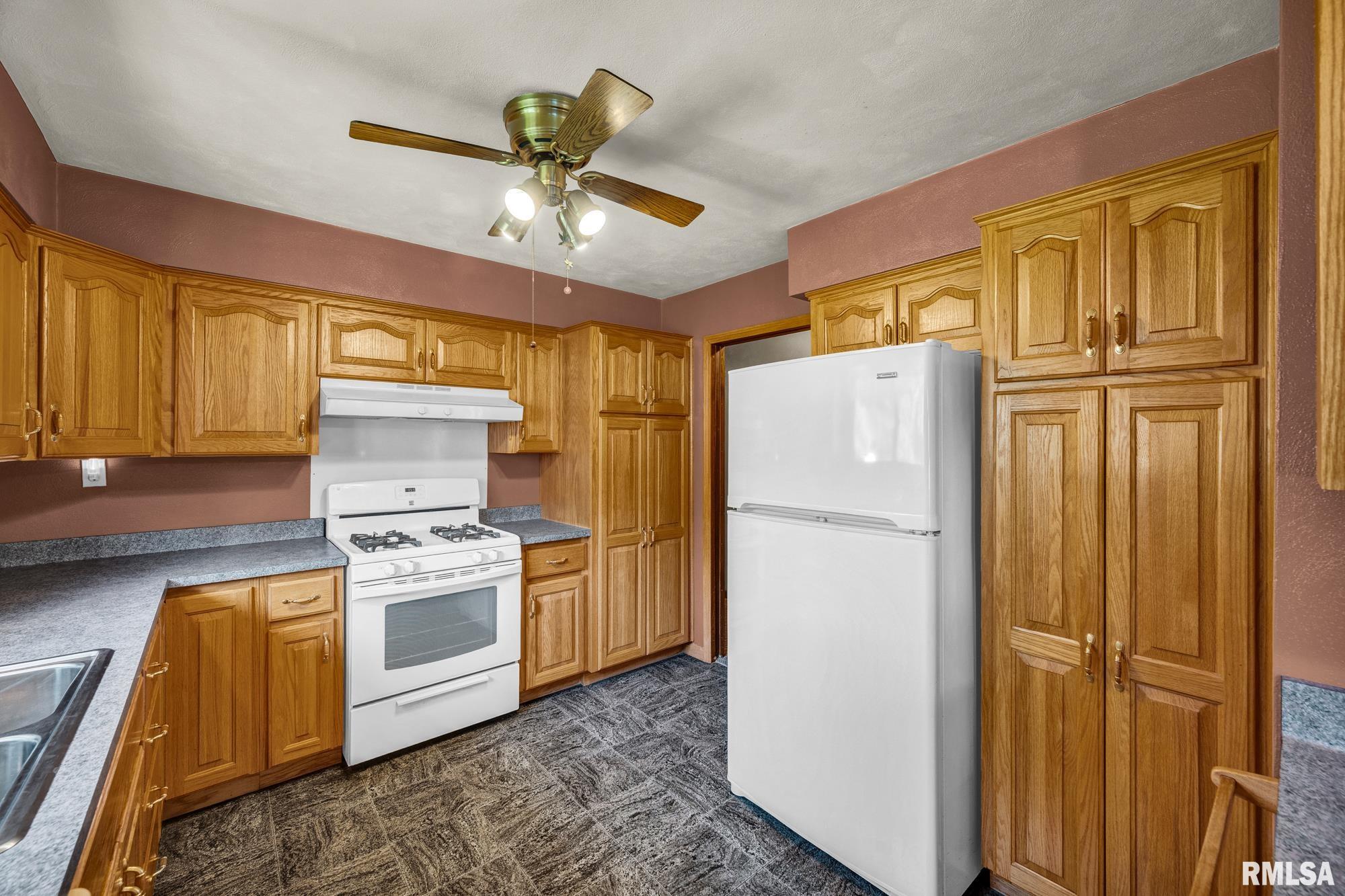 2008 Lighter Street Pekin, IL 61554 - Photo 10 of 27