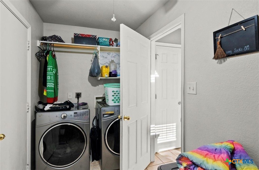 512 South Mockingbird Lane Lockhart, TX 78644 - Photo 19 of 22 a view of a bedroom with washer and dryer