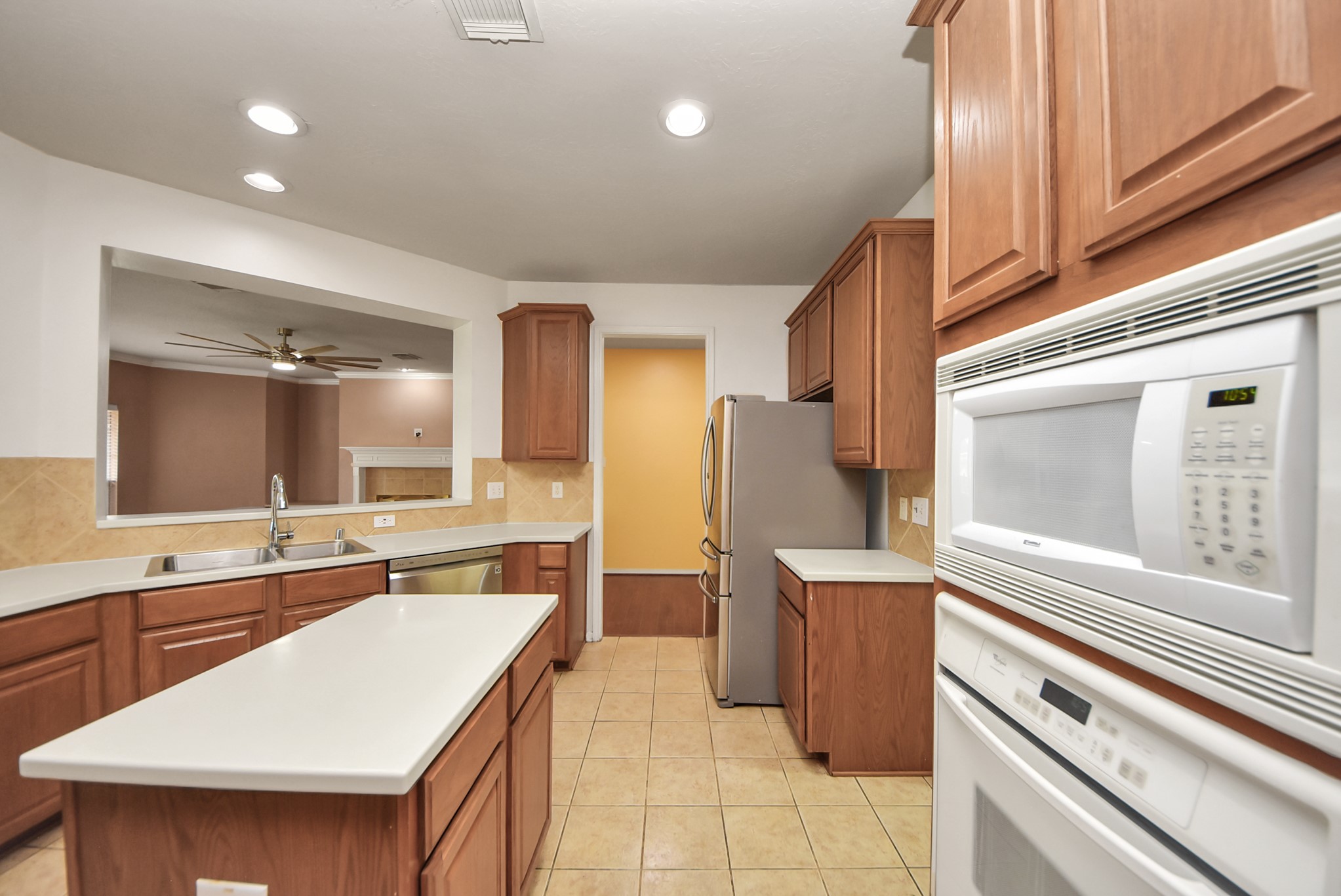 14103 Imperial Wood Lane Rosharon, TX 77583 - Photo 14 of 36 Spacious kitchen with center island and open sightlines