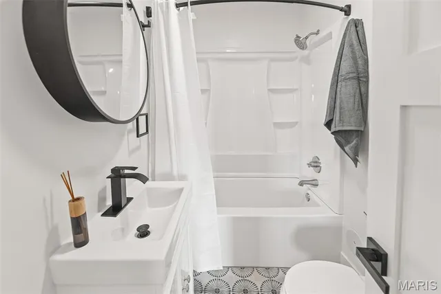 $389,900 | 24 West Woodland Drive, East Alton, IL 62024