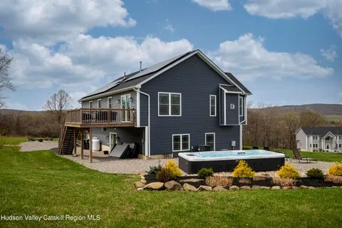 $735,000 | 25 Meadow View Drive, Marlboro, NY 12542