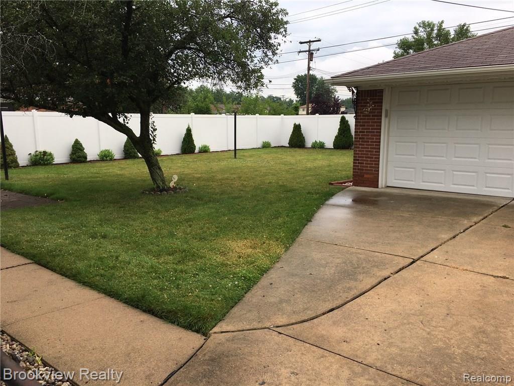 18514 Stephens Road Eastpointe, MI 48021 - Photo 5 of 8 IMG_0361.JPG