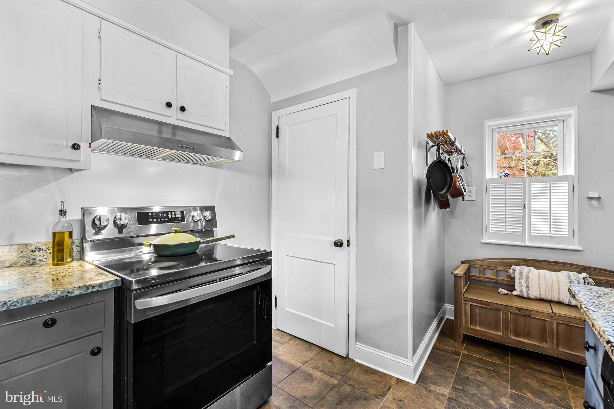 307 Marvin Road Silver Spring, MD 20901 - Photo 9 of 30 Eat-in kitchen with breakfast nook