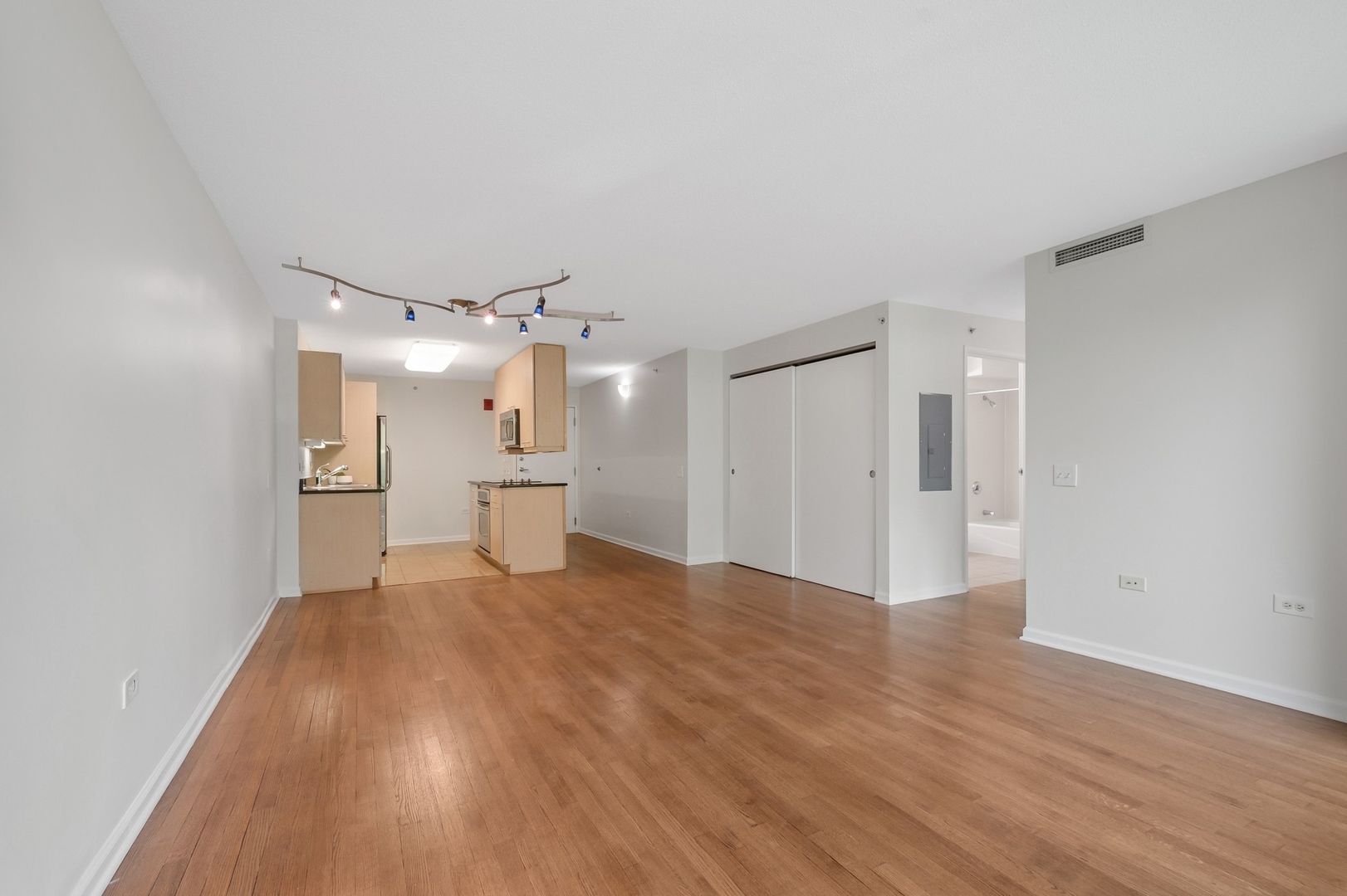 800 Elgin Road, Unit 620 Evanston, IL 60201 - Photo 8 of 24 Gallery Image 8