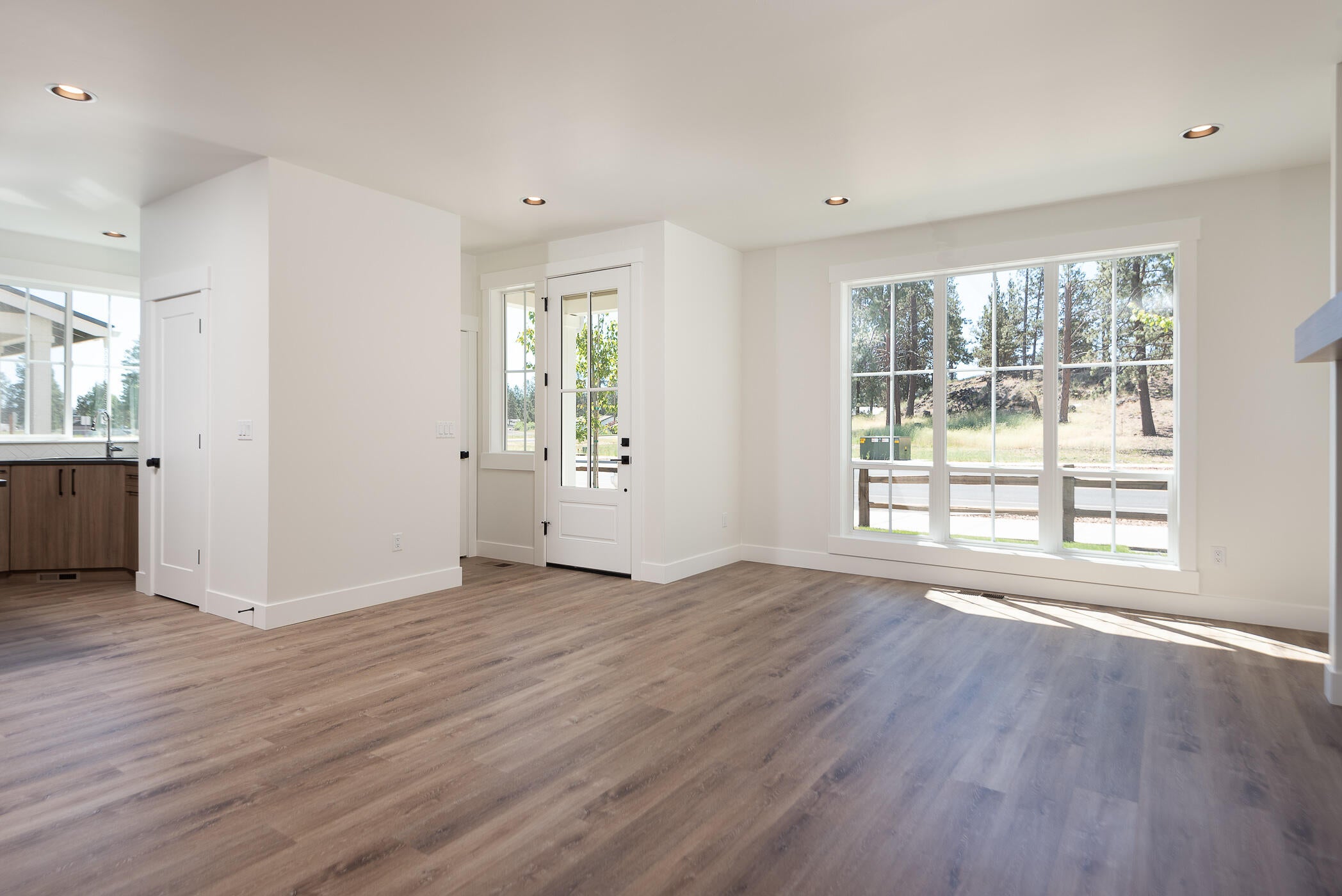 20474 Murphy Road Bend, OR 97702 - Photo 3 of 33 Entry and Great Room