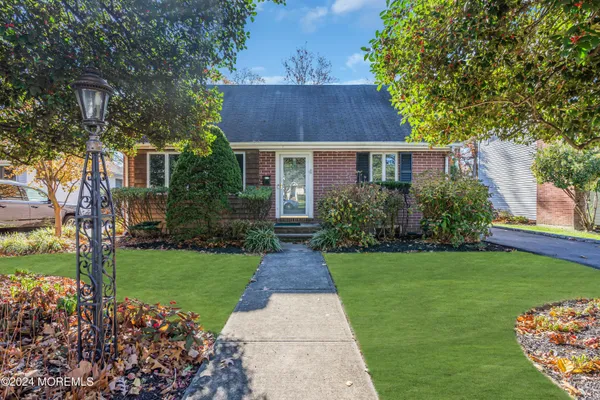a view of house with garden