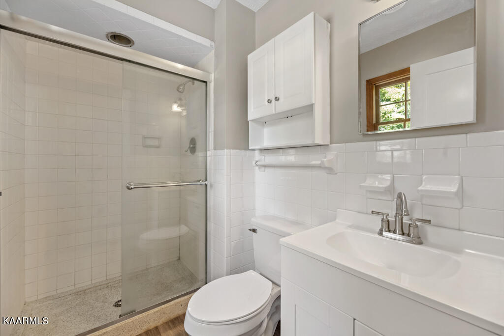 945 Corning Road Knoxville, TN 37923 - Photo 15 of 30 945 Corning Rd 37923 Main Bath