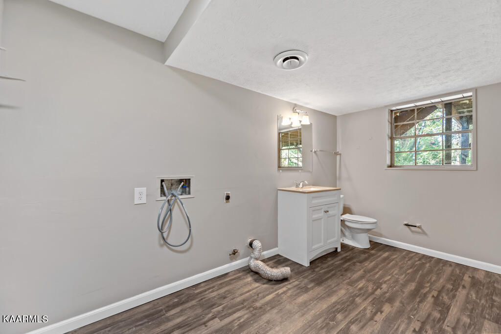 945 Corning Road Knoxville, TN 37923 - Photo 23 of 30 945 Corning Rd 37923 Laundry-Bath