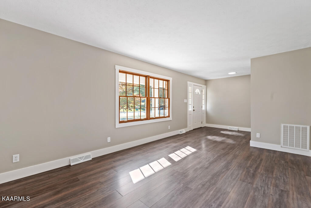 945 Corning Road Knoxville, TN 37923 - Photo 6 of 30 945 Corning Rd 37923 LR