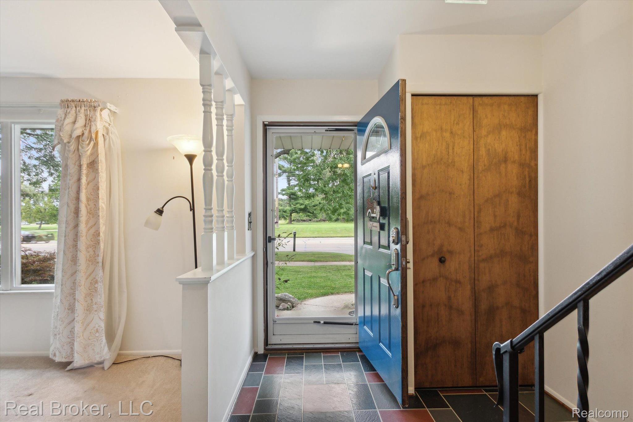 14559 Newburgh Road Livonia, MI 48154 - Photo 5 of 45 Gallery Image 5