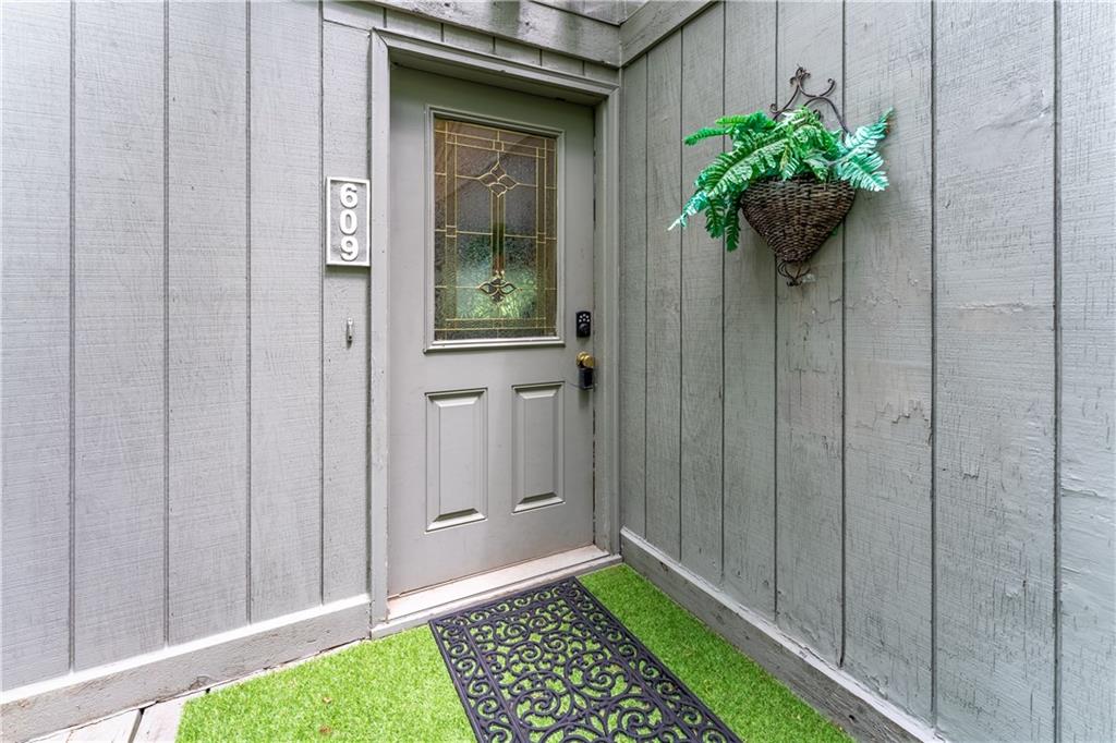 135 Wolfscratch Drive Jasper, GA 30143 - Photo 2 of 18 a view of a hallway with a flower pot