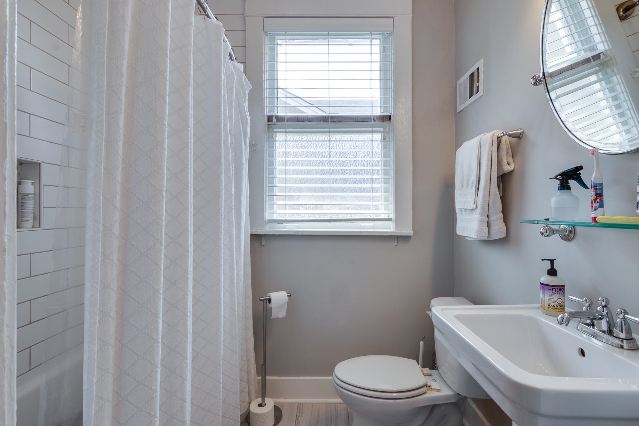 279 Angelus Street Memphis, TN 38112 - Photo 24 of 34 a bathroom with a sink a toilet and a window