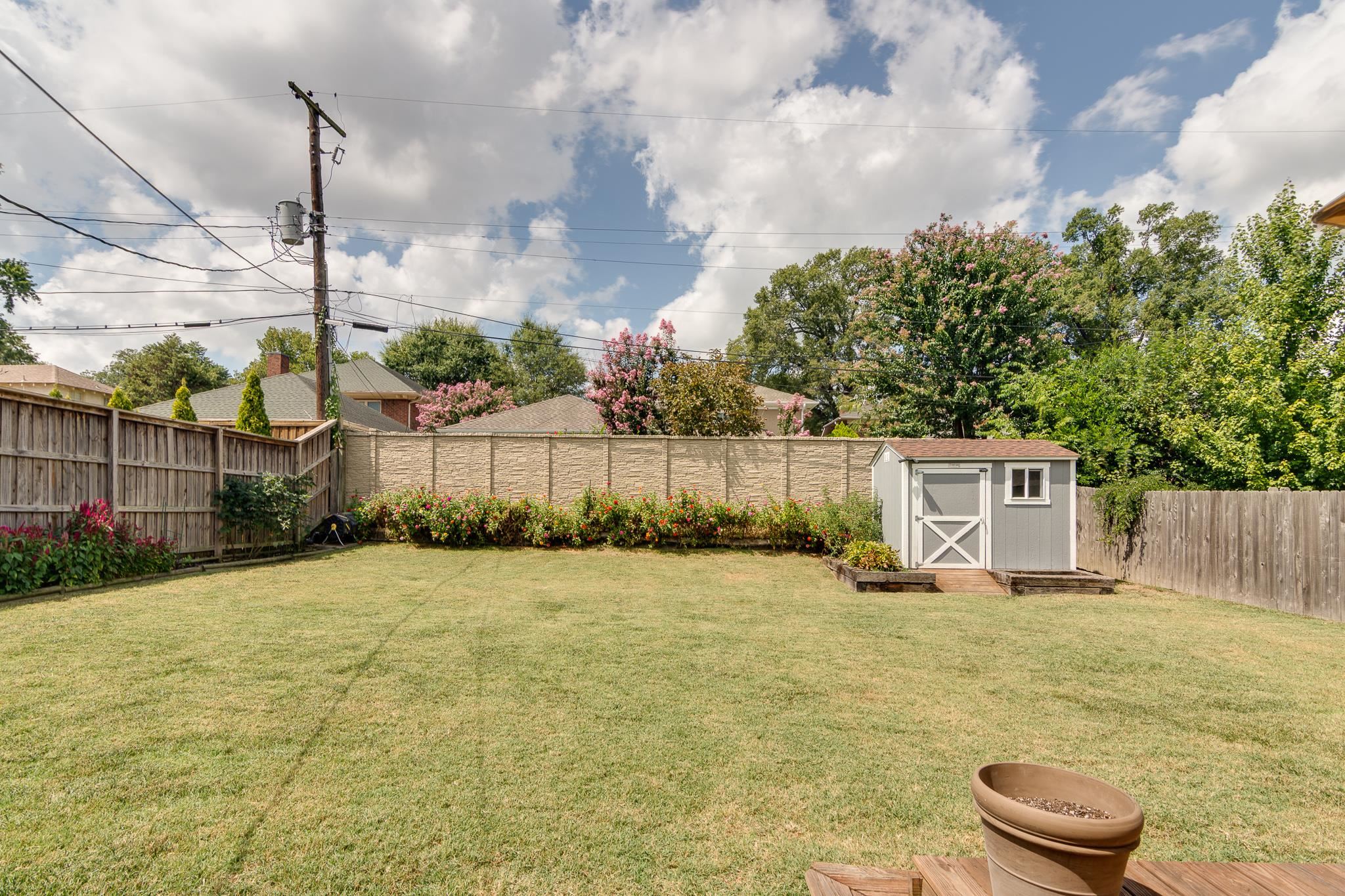 279 Angelus Street Memphis, TN 38112 - Photo 28 of 34 a backyard of a house