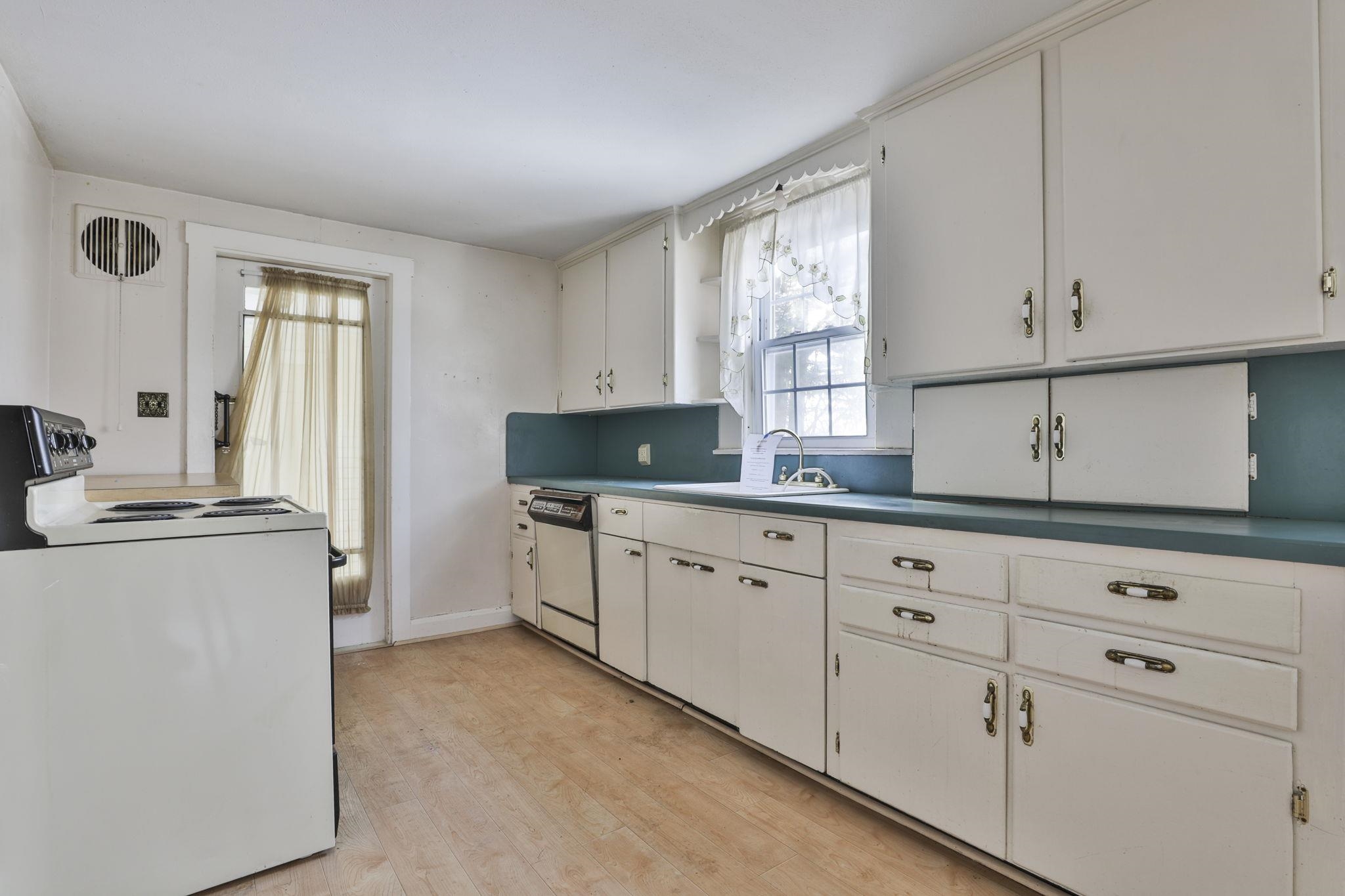 112 Mammoth Road Manchester, NH 03103 - Photo 15 of 32