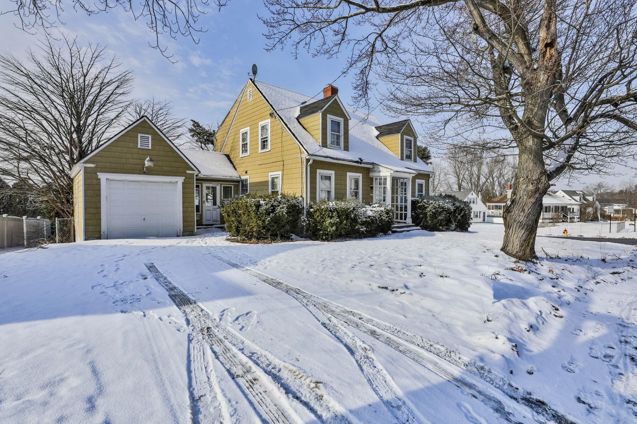 112 Mammoth Road Manchester, NH 03103 - Photo 2 of 32