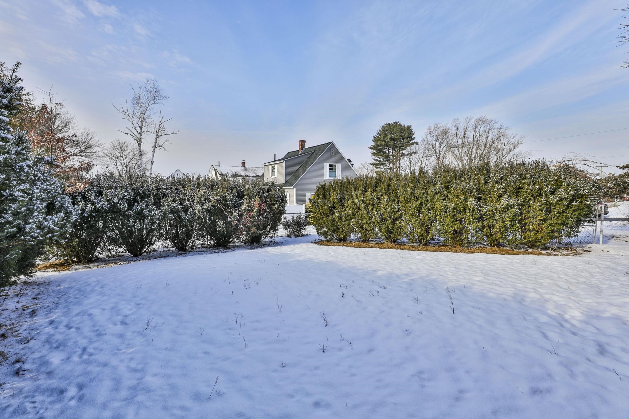 112 Mammoth Road Manchester, NH 03103 - Photo 4 of 32