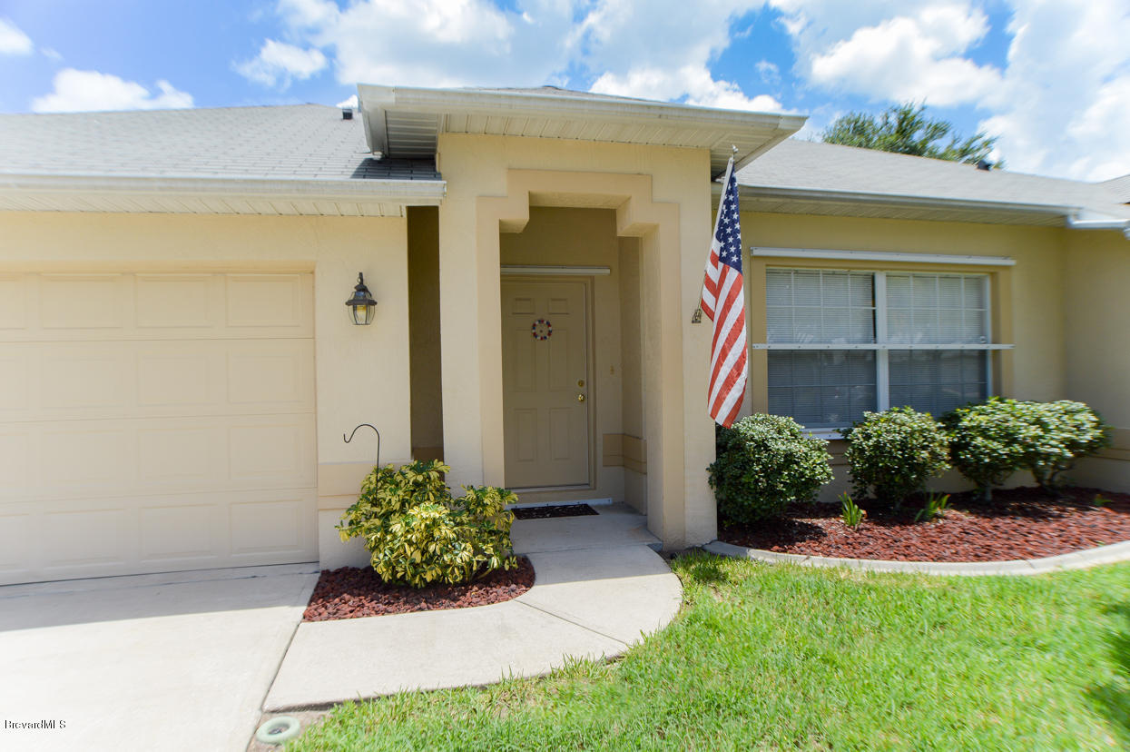 1918 Blue Ridge Avenue Melbourne, FL 32935 - Photo 5 of 44 Front Yard (4)