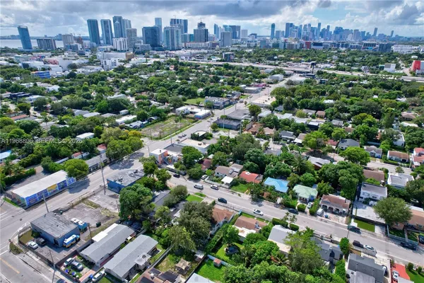 a view of a back yard of the house