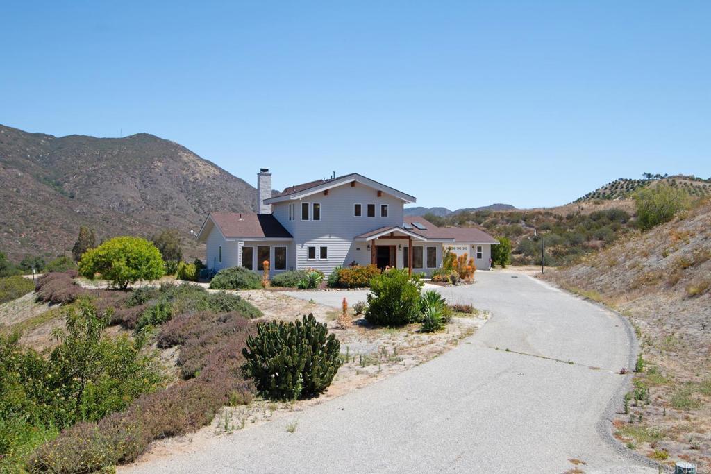 2670 Vista Del Rio Fallbrook, CA 92028 - Photo 3 of 24