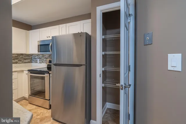 $285,000 | 100 Harborview Drive, Unit 814, Baltimore, MD 21230