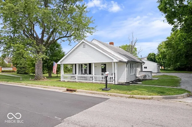 $1,600 | 606 East County Line Road, Indianapolis, IN 46227