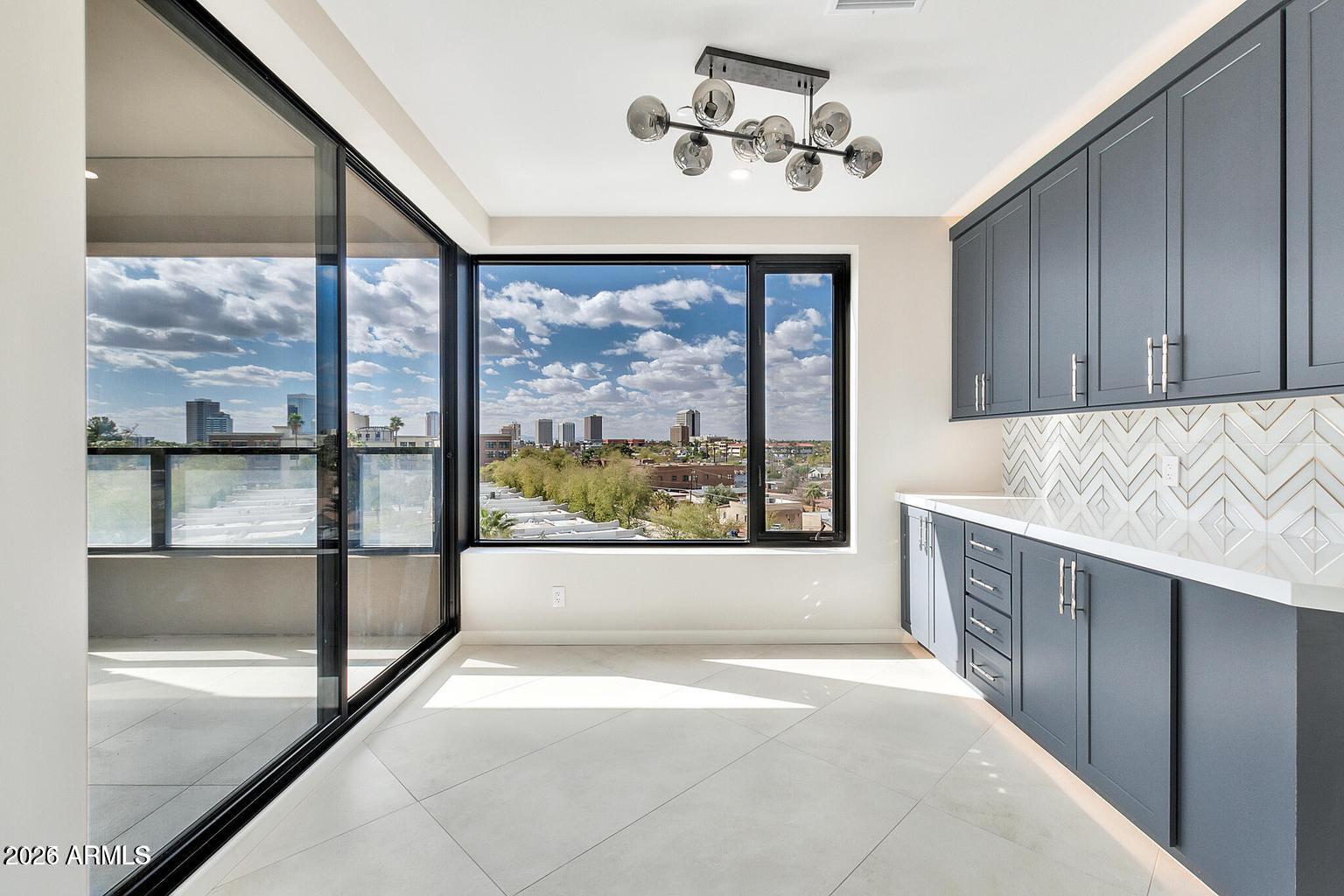 1040 East Osborn Road, Unit 404 Phoenix, AZ 85014 - Photo 4 of 20 Breakfast Nook - Skyline Window