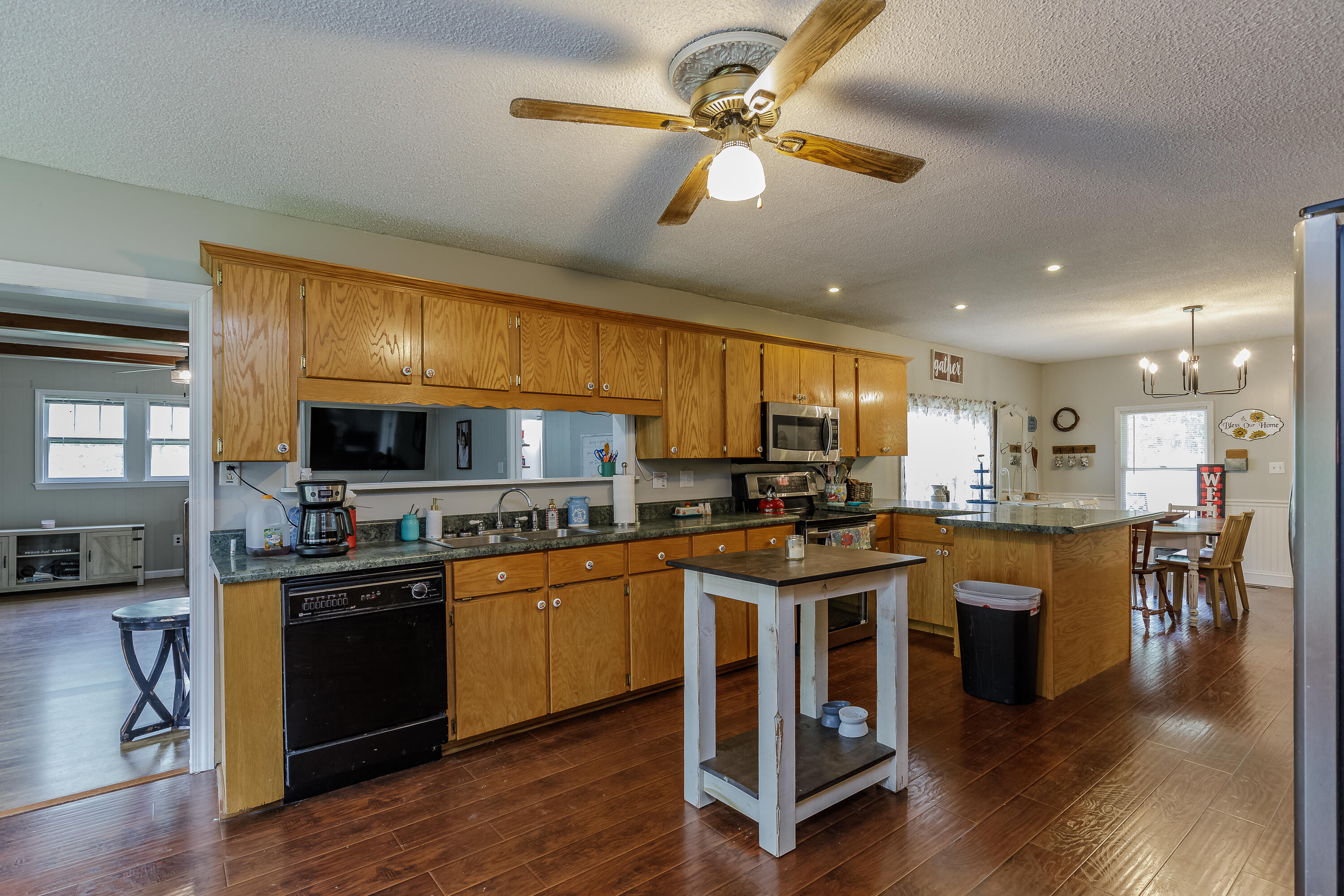 302 Walnut Grove Road LaFayette, GA 30728 - Photo 9 of 49 Kitchen / Dining