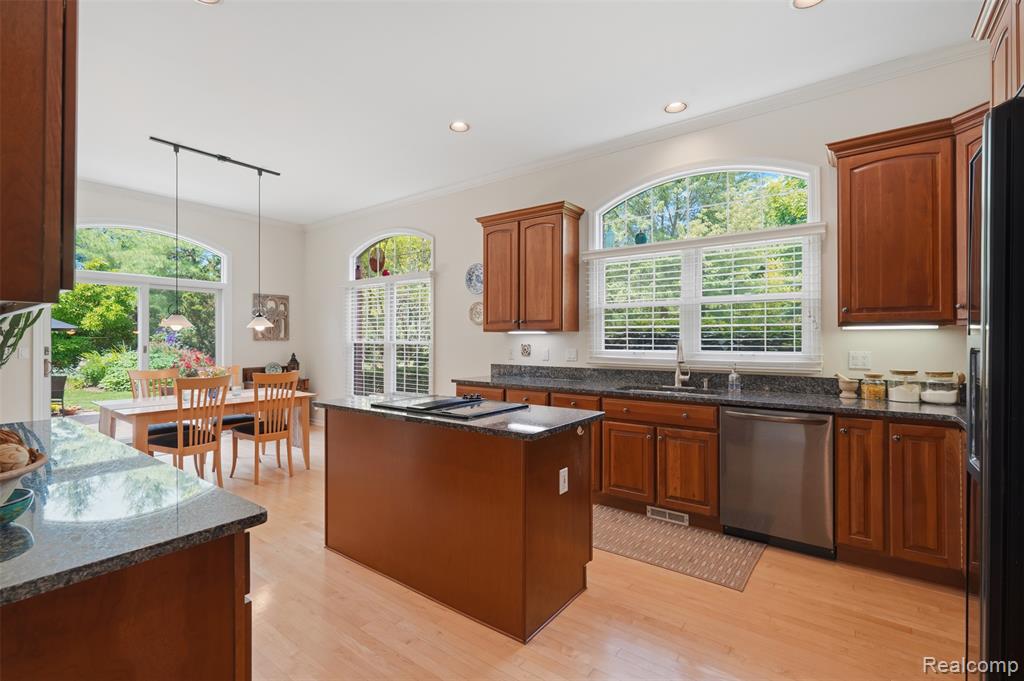 34555 Quaker Valley Road Farmington Hills, MI 48331 - Photo 16 of 53