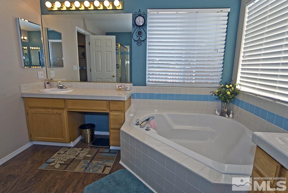 4505 Goodwin Road Sparks, NV 89436 - Photo 29 of 38 a spacious bathroom with a tub and a sink