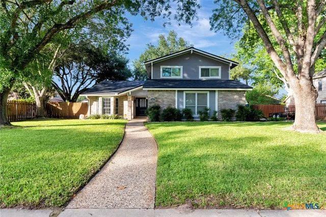 $369,900 | 608 Chimney Rock Drive, Victoria, TX 77904