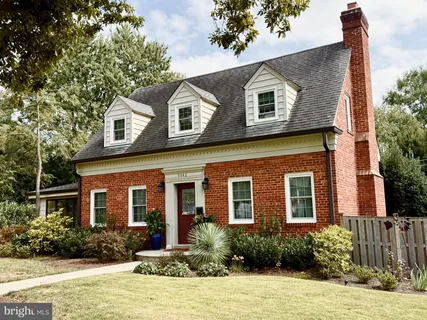 $1,395,000 | 5542 18th Road North, Arlington, VA 22205